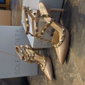 Pointed toe nude heels with studs